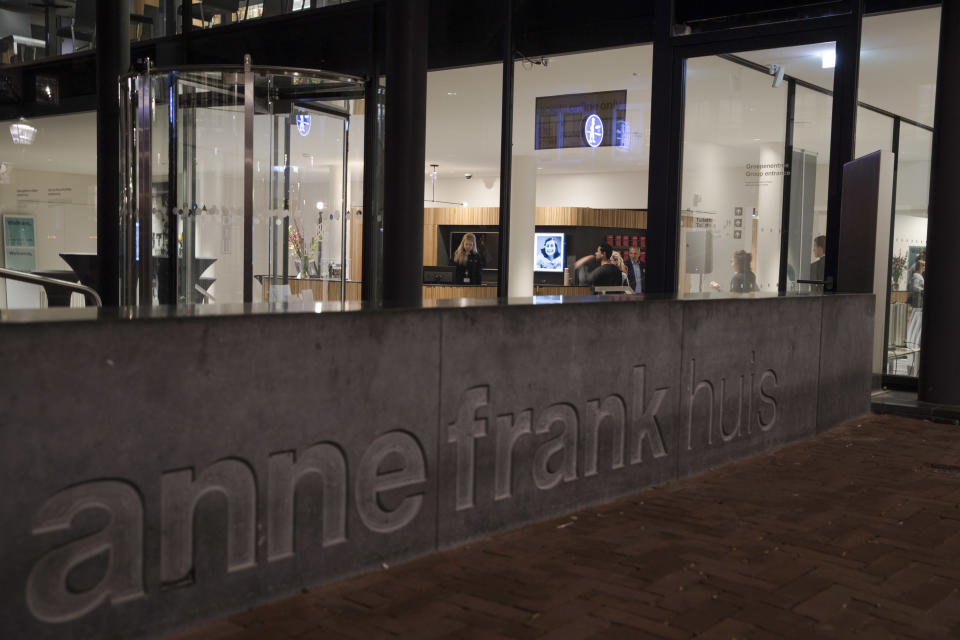 Una fotografía de Ana Frank se muestra en la recepción del renovado Museo de Ana Frank en Ámsterdam, Holanda, el miércoles 21 de noviembre de 2018. (AP Foto/Peter Dejong)