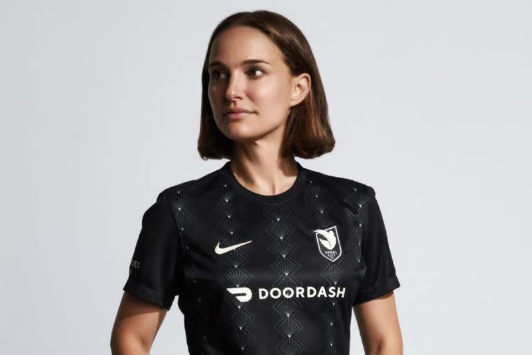 Natalie Portman posa con la camiseta del Angel City FC, equipo del cual ella es inversionista