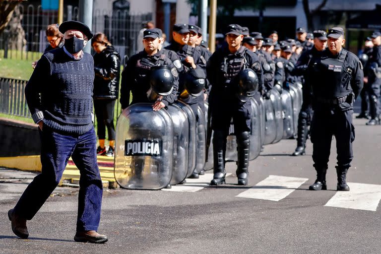 La policía, ayer, en la plaza Vicente López, a unas pocas cuadras de la casa de Cristina Kirchner