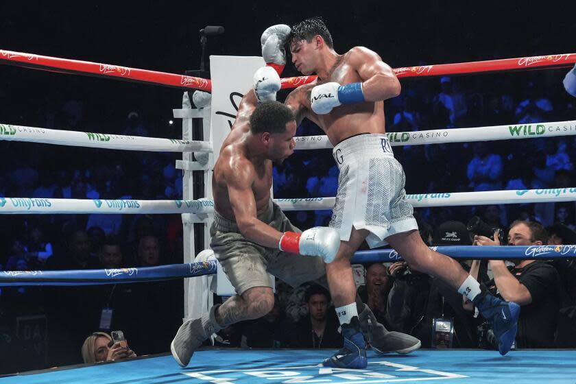 En foto del domingo 21 de abril del 2024, Ryan Garcia noquea a Devin Haney en la décima ronda de la pelea de boxeo de peso súperligero en Nueva York. El miércoles 1 de mayo del 2024, García niega haber utilizado drogas para mejorar su rendimiento tras reportes de que dio positivo. (AP Foto/Frank Franklin II)