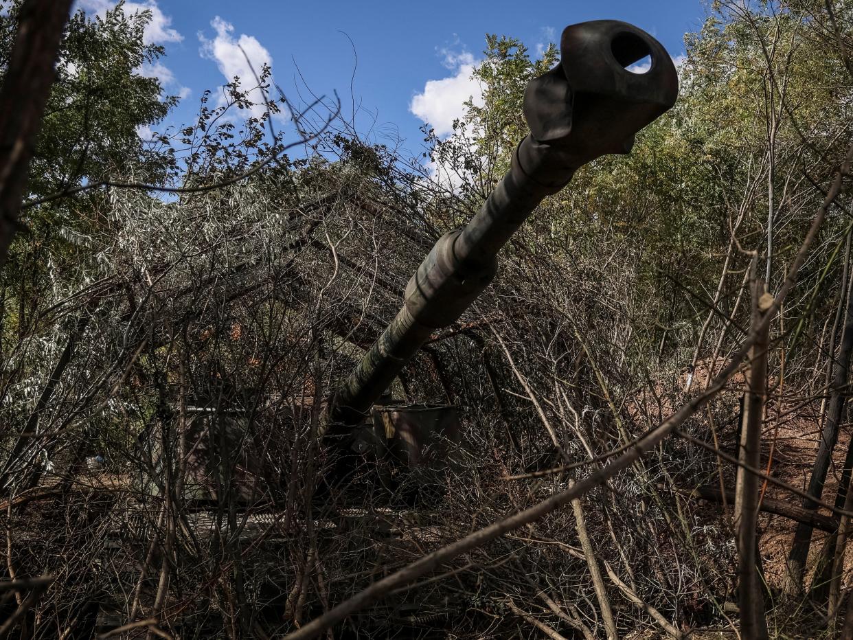 Ukrainians prepare to fire a self-propelled howitzer towards Russian troops (REUTERS)