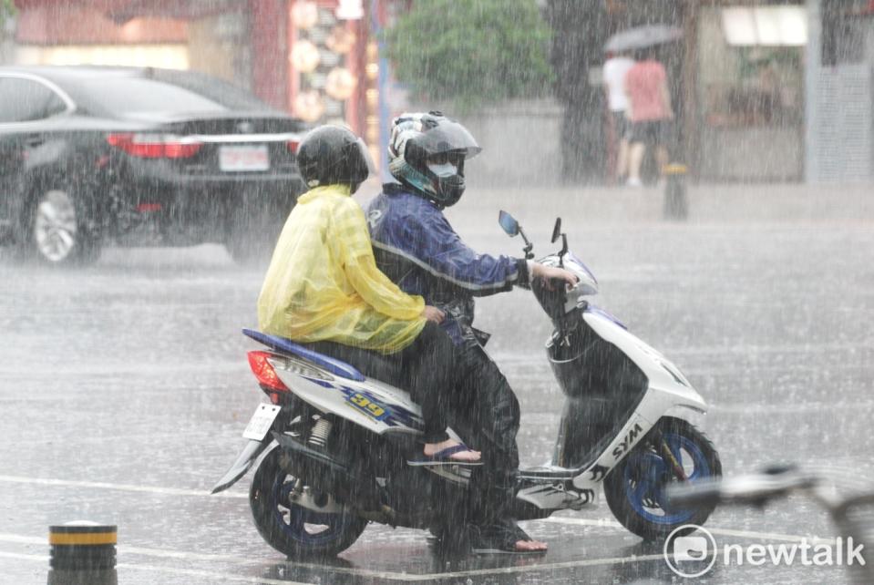 由於對流雲系發展旺盛，氣象局對5縣市發布大雨特報。   圖：張良一/攝