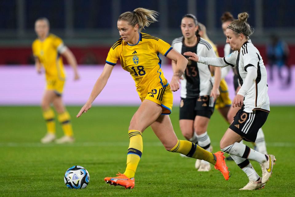 Alemania desafía a Svenja Huth, a la derecha, y a la sueca Fridolina Rulfo por el balón durante el partido amistoso de fútbol internacional femenino entre Alemania y Suecia en Duisburg, Alemania, el 21 de febrero de 2023.