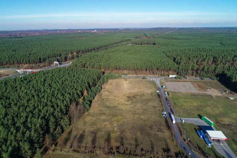 Tesla選擇在德國柏林Brandenburg Grunnheide興建工廠，但目前因被抗議申訴則暫緩。