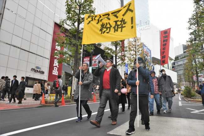 不受歡迎的人革命聯盟，每年耶誕前遊行高喊「粉碎聖誕節」。(圖/翻攝自推特)