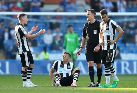 Britain Football Soccer - Sheffield Wednesday v Newcastle United - Sky Bet Championship - Hillsborough - 8/4/17 Matt Ritchie (L) reacts as Dwight Gayle of Newcastle United sits down with an injury Mandatory Credit: Action Images / John Clifton Livepic