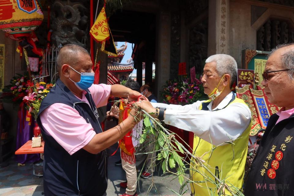 ▲南瑤宮癸卯年笨港進香起駕前，廟方人員正忙著整理進香頭旗。（圖／記者陳雅芳攝，2023.04.29）