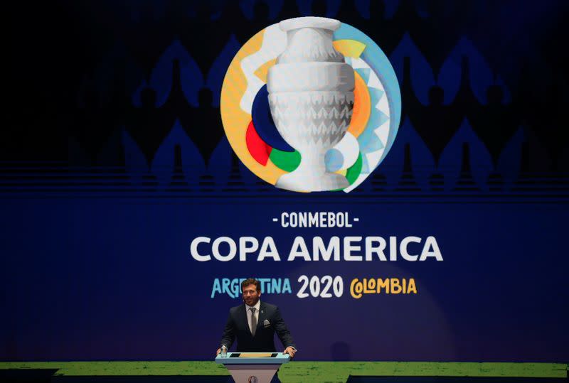 Foto de archivo del presidente de la Conmebol, Alejandro Dominguez, durante el sorteo de la Copa América que iba a disputarse este año en Argentina y Colombia.