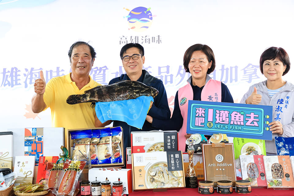 海洋局媒合國華食品公司與五家在地水產業者，首批廿噸水產品將外銷出口加拿大，十一日下午舉行封櫃啟航儀式。（記者吳文欽攝）