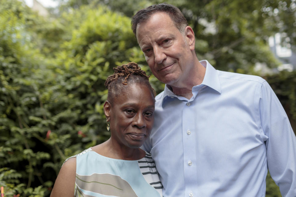 El exalcalde de Nueva York Bill de Blasio y su mujer, Chirlane McCray, en su casa de Park Slope, Brooklyn, el 4 de julio de 2023. (Sarah Blesener/The New York Times)