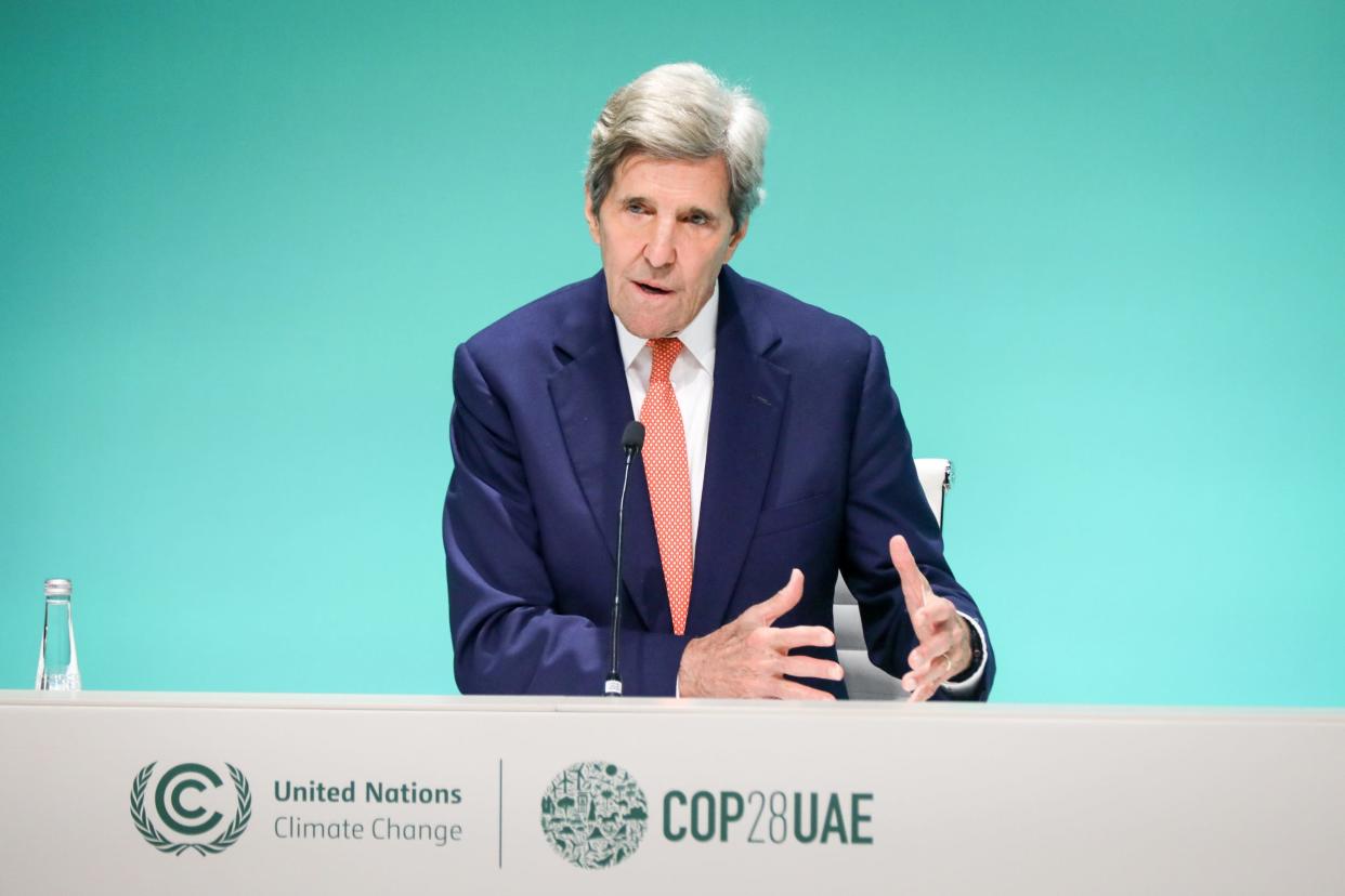 John Kerry, US-amerikanischer Sondergesandter des Präsidenten für Klimafragen, bei der Klimakonferenz COP28 in Dubai. - Copyright: Fadel Dawod/Getty Images