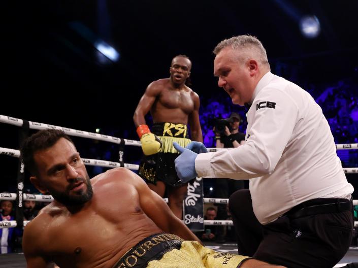 KSI (left) stopped Joe Fournier in controversial fashion in Round 2 (Getty Images)