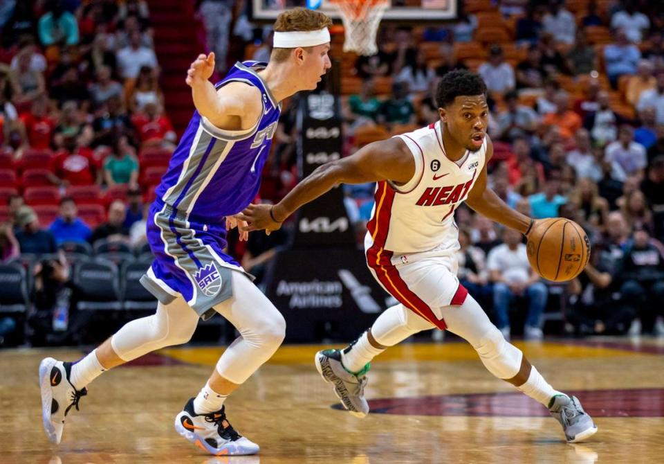 El armador del Heat Kyle Lowry (der.) entra al aro ante la marca de Kevin Huerter, de los Kings de Sacramento, en el partido celebrado el 2 de noviembre de 2022 en Miami.