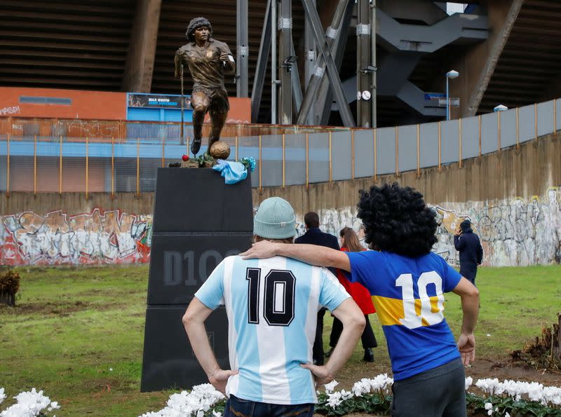 Foto del jueves del homenaje a Diego Maradona a un año de su muerte con la presentación de una estatua en su honor en Nápoles