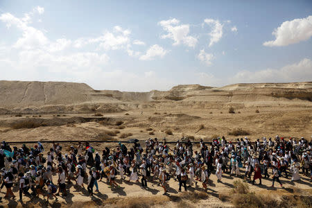 Palestinian and Israeli women march, as part of an event organised by "Women Wage Peace" group calling for an end to the Israeli-Palestinian conflict, near the Jordan River, in the occupied West Bank October 8, 2017. REUTERS/Ronen Zvulun