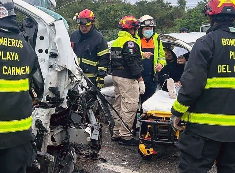 Bomberos de Playa del Carmen trabajando en la zona del accidente en la carretera que une Playa del Carmen y Tulum en el estado de Quintana Roo