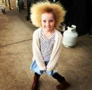 <p>Esta pequeña se llama Shilah Madison, tiene 7 años de edad y es originaria de Australia. Padece de una extraña condición llamada ‘Síndrome del cabello impeinable’ que, según recoge el diario <em><a rel="nofollow noopener" href="http://www.dailymail.co.uk/femail/article-4735506/Melbourne-schoolgirl-Unbrushable-Hair-Syndrome.html" target="_blank" data-ylk="slk:Daily Mail;elm:context_link;itc:0;sec:content-canvas" class="link ">Daily Mail</a></em>, afecta solo a 100 personas en el mundo y es causada por la mutación de uno de estos tres genes: PADI3, TGM3 y TCHH. </p>