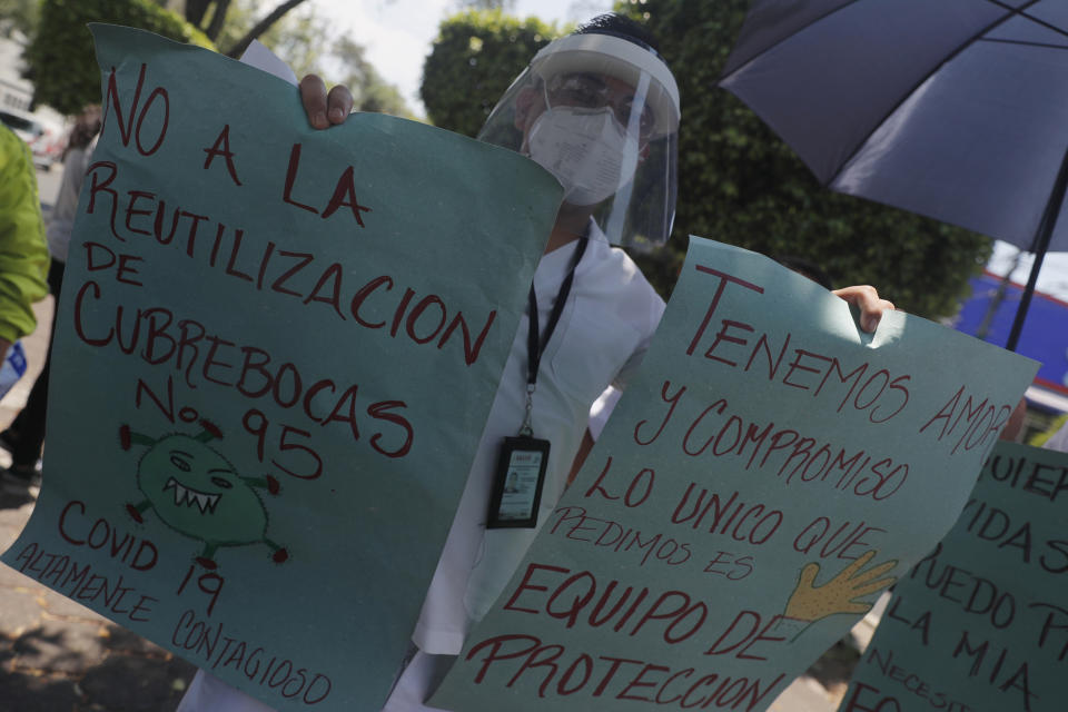 MEXICO CITY, MEXICO - MAY 25, 2020: A Health worker wears protective mask while holds a placard to  take part during a demonstration outside of INER Hospital to protest against the Government of Mexico because they have not received the medical supplies to attend patients without risk of becoming infected during the Coronavirus pandemic . On May 25, 2020 In Mexico City, Mexico- PHOTOGRAPH BY Juan Carlos Williams / Eyepix Gr/ Barcroft Studios / Future Publishing (Photo credit should read Juan Carlos Williams / Eyepix Group/Barcroft Media via Getty Images)