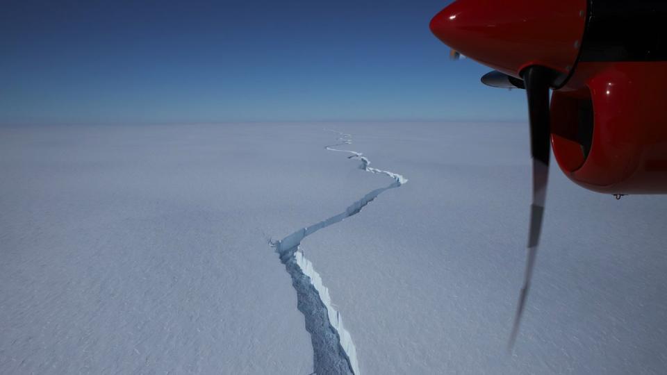 Spektakuläre Bilder aus der Eiskammer der Erde: Seit geraumer Zeit hatten Forscher in der Antarktis einen Riss im Schelfeis beobachtet - nun löste sich der Eisberg.