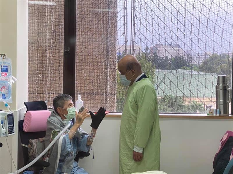 蘇貞昌前往醫院探視正在住院的蔡啟芳。（圖／翻攝自臉書）