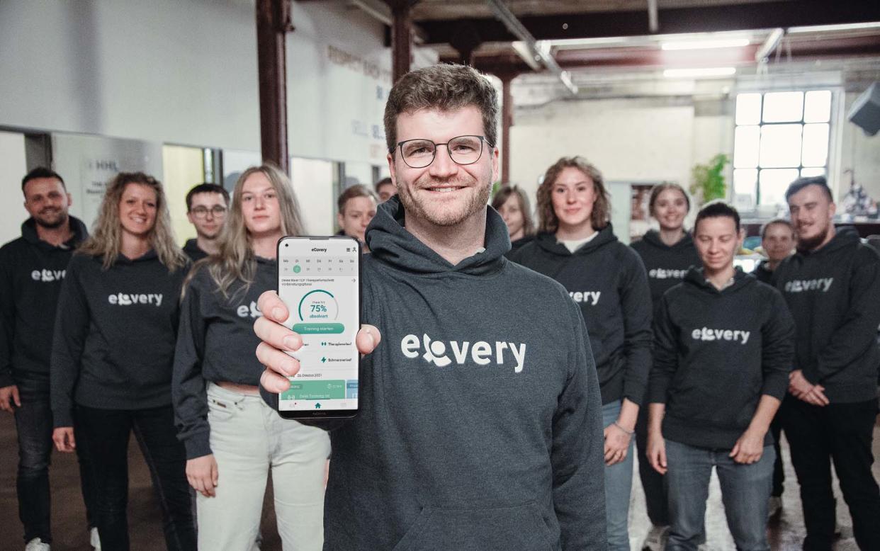 Gründer Marcus Rehwald (Mitte) und sein 15-köpfiges Team wollen die Rückengesundheit via App verbessern. - Copyright: eCovery