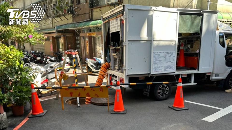 丁姓女子因走路低頭滑手機墜入涵洞中。（圖／TVBS）