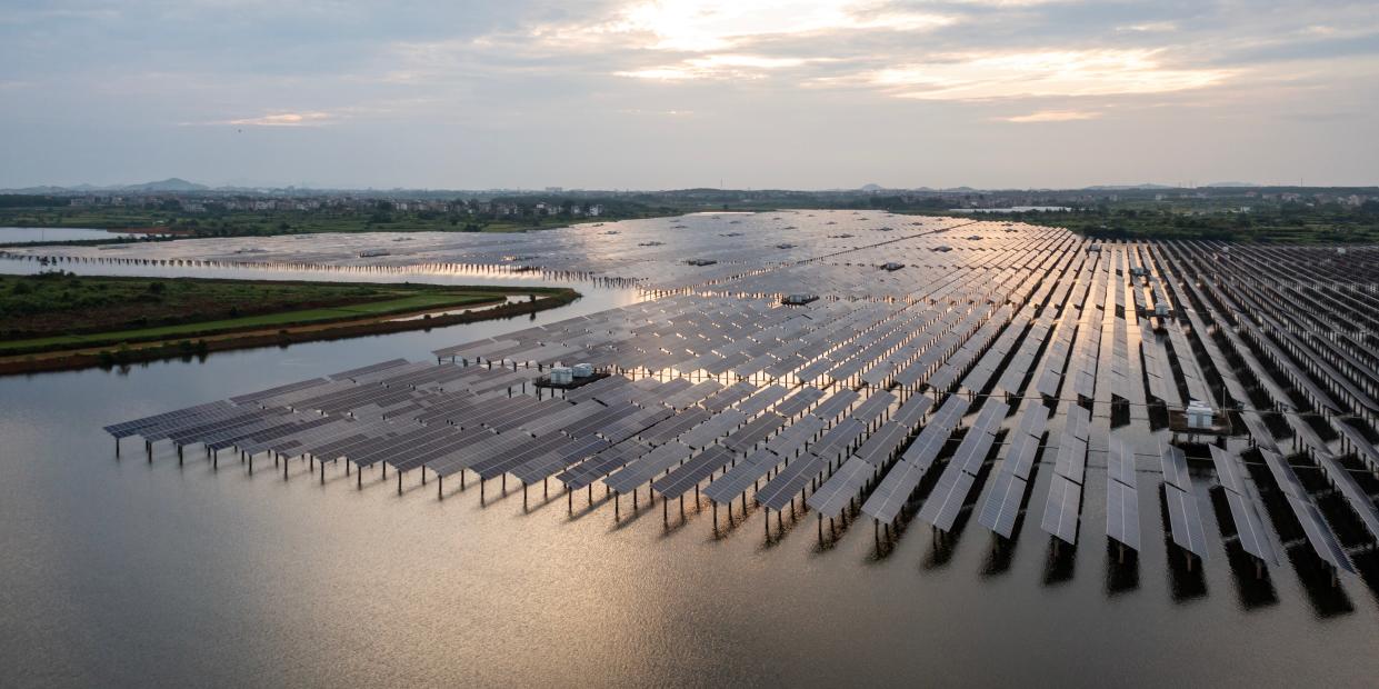 Solarpanels auf Stelzen stehen auf einem See in China<span class="copyright">Longhua Liao/Getty Images</span>