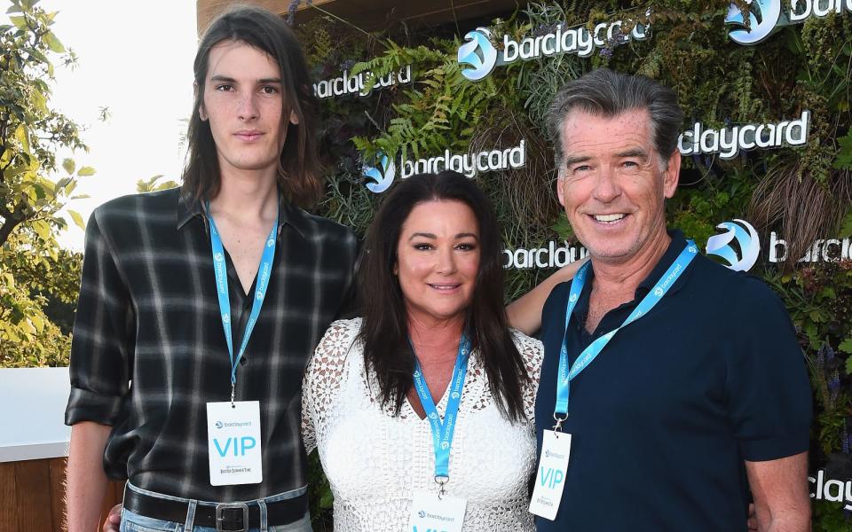 Dylan Brosnan (links, mit Mutter Keely Shaye Smith und Pierce Brosnan) besitzt einen Modelvertrag, war mit seinen 26 Jahren bereits Teil einer Hedi-Slimane-Kampagne und stand für Burberry vor der Kamera. (Bild: Eamonn M. McCormack/Getty Images for BST)