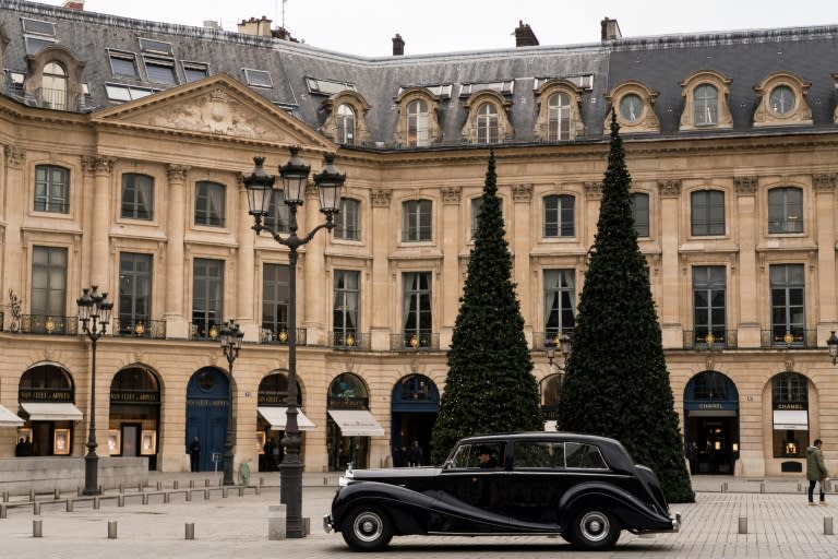 The jewellery robbery saw a gang armed with hatchets and handguns burst into the hotel on the capital's glitzy Place Vendome and smash the display windows of jewellery shops on the ground floor