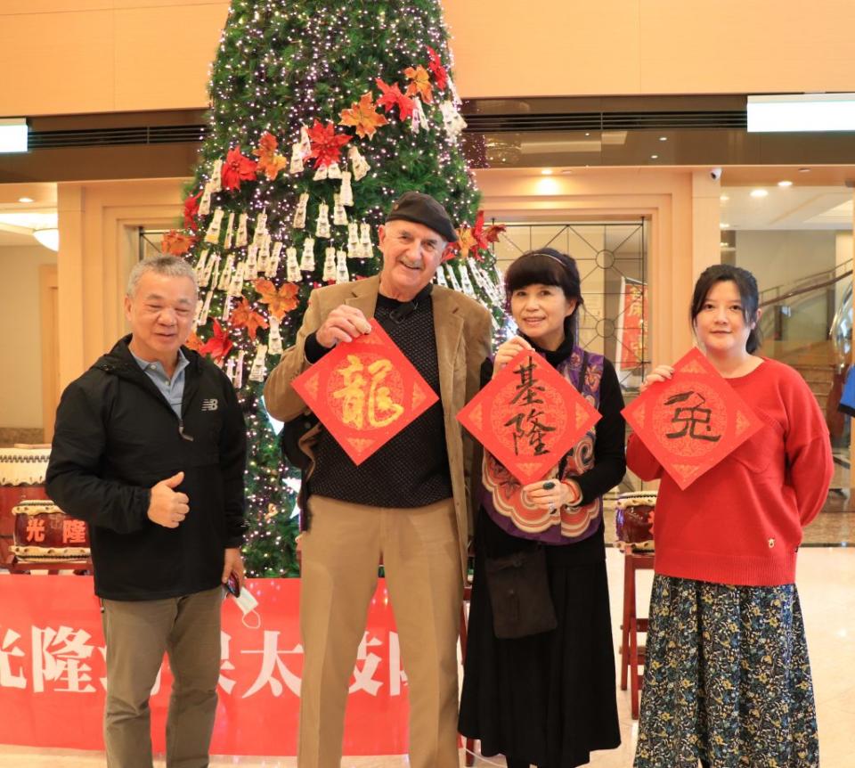 連長住飯店的外國客人都向名家索取春聯帶回國外紀念。（基隆長隆桂冠酒店提供）