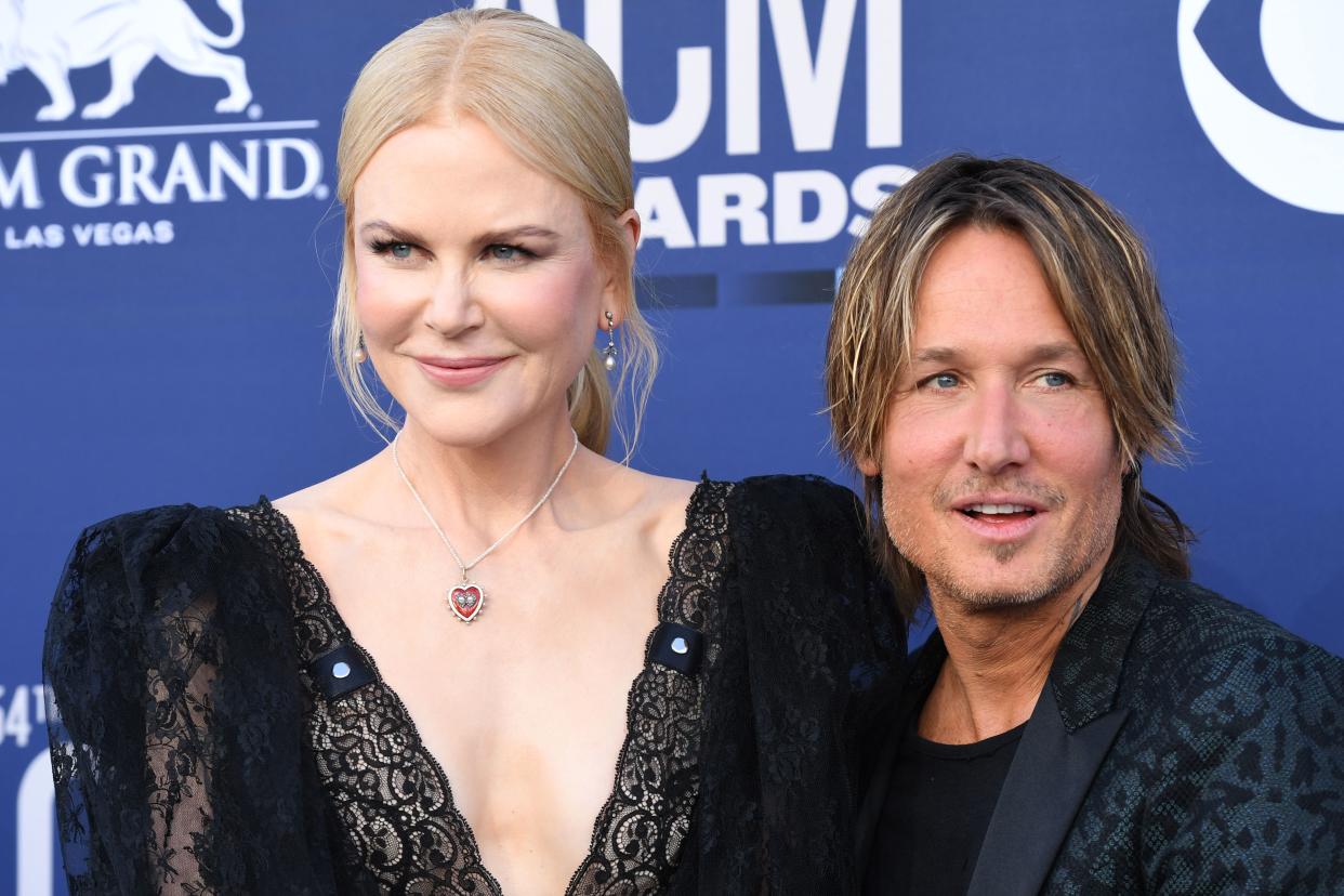 Australian singer Keith Urban (R) and his wife Australian actress Nicole Kidman arrive for the 54th Academy of Country Music Awards on April 7, 2019, at the MGM Grand Garden Arena in Las Vegas, Nevada. (Photo by Robyn Beck / AFP)        (Photo credit should read ROBYN BECK/AFP via Getty Images)