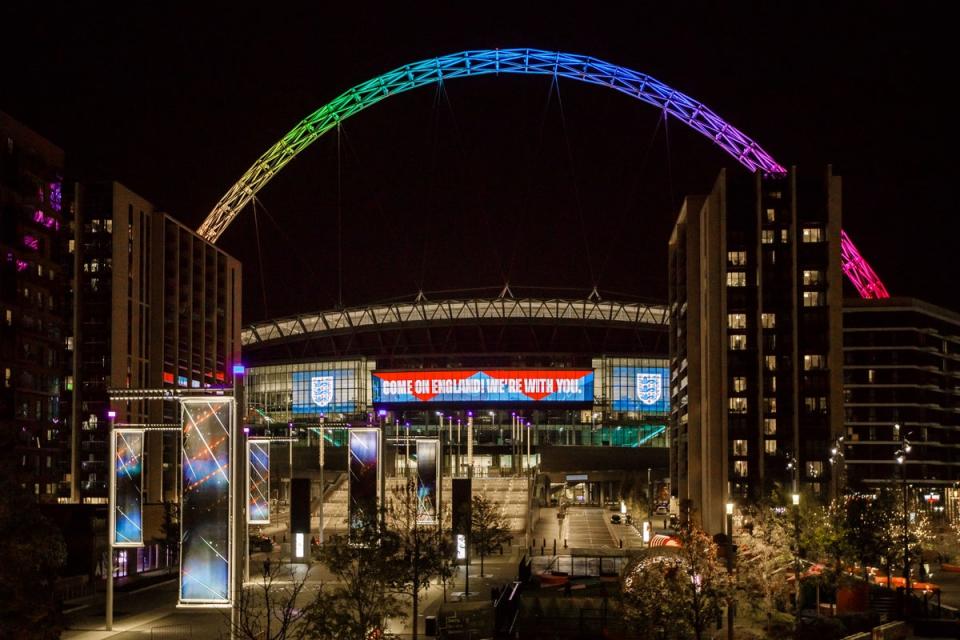 L'arc de Wembley illuminé au-dessus du stade (FA/Twitter)