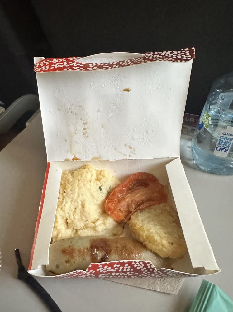 A Redditor recently posted photos of his Qantas Airlines meal. Reddit