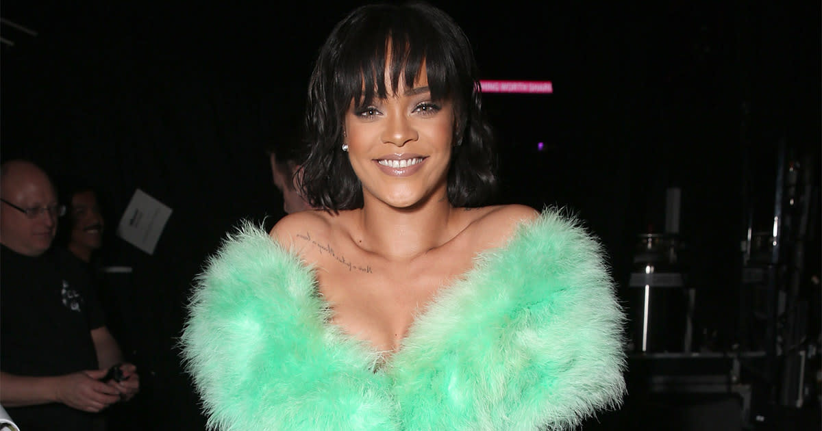 PSA: Rihanna has green hair now, because she can rock anything