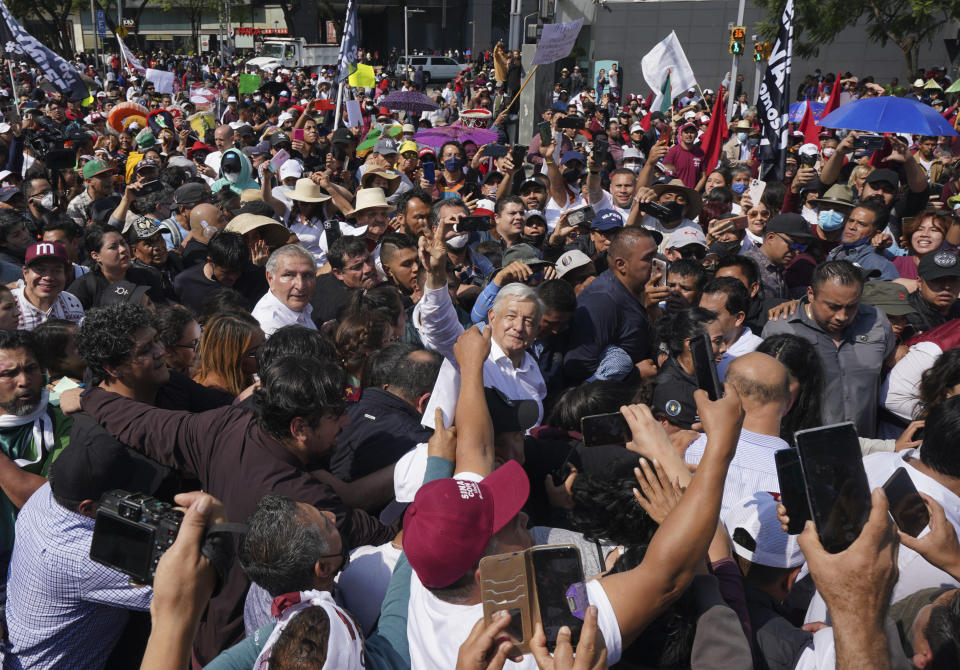 El presidente mexicano Andrés Manuel López Obrador, al centro, participa en una marcha en respaldo de su gobierno, el domingo 27 de noviembre de 2022, en la Ciudad de México. (AP Foto/Fernando Llano)