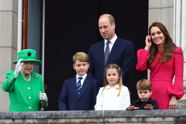 LONDON, ENGLAND - JUNE 05:  (L-R) Queen Elizabeth II, Prince George of Cambridge, Prince William, Duke of Cambridge, Princess Charlotte of Cambridge, Prince Louis of Cambridge and Catherine, Duchess of Cambridge stand on a balcony during the Platinum Jubilee Pageant on June 05, 2022 in London, England. The Platinum Jubilee of Elizabeth II is being celebrated from June 2 to June 5, 2022, in the UK and Commonwealth to mark the 70th anniversary of the accession of Queen Elizabeth II on 6 February 1952.  (Photo by Hannah McKay - WPA Pool/Getty Images)