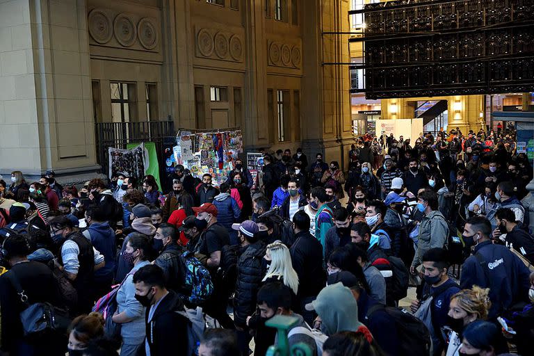 Caos y cierre de la estación Constitución por un piquete de trabajadores en las vías