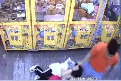 眼鏡女被拖出橘衣男拖出店外教訓。（圖／翻攝黑豪家族）