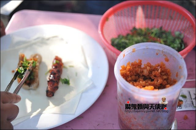 《宜蘭民宿景點美食》礁溪香腸伯~跑馬古道口．包潤餅皮的大腸包小腸