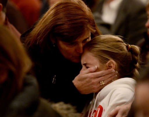 Varias personas asisten a una vigilia en Newton (Connecticut, EEUU), tras el tiroteo en un colegio, el 14 de diciembre