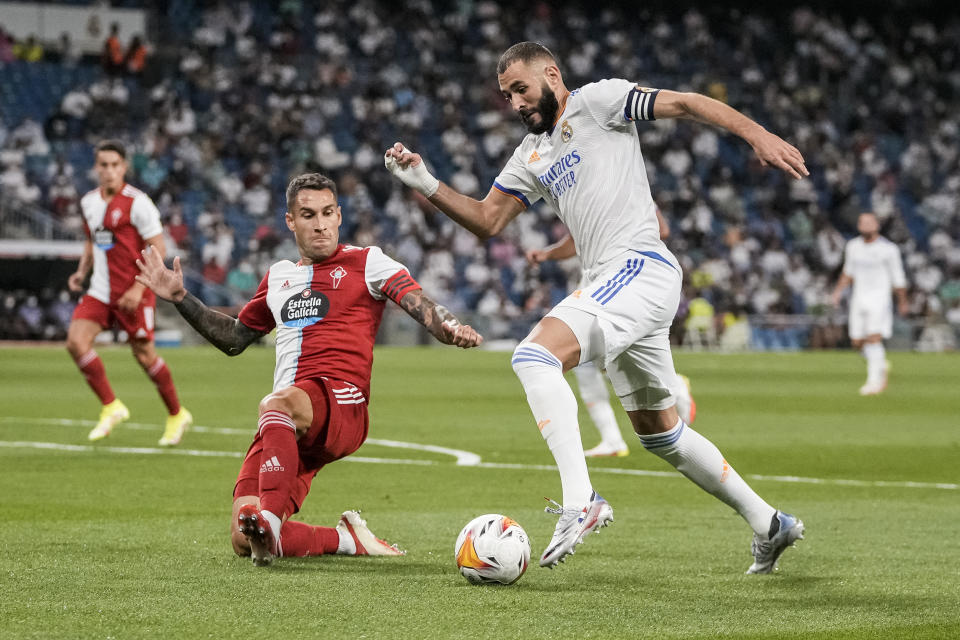 Karim Benzema (derecha) del Real Madrid se desmarca durante el partido contra el Celta de Vigo, el domingo 12 de septiembre de 2021. (AP Foto/Manu Fernández)