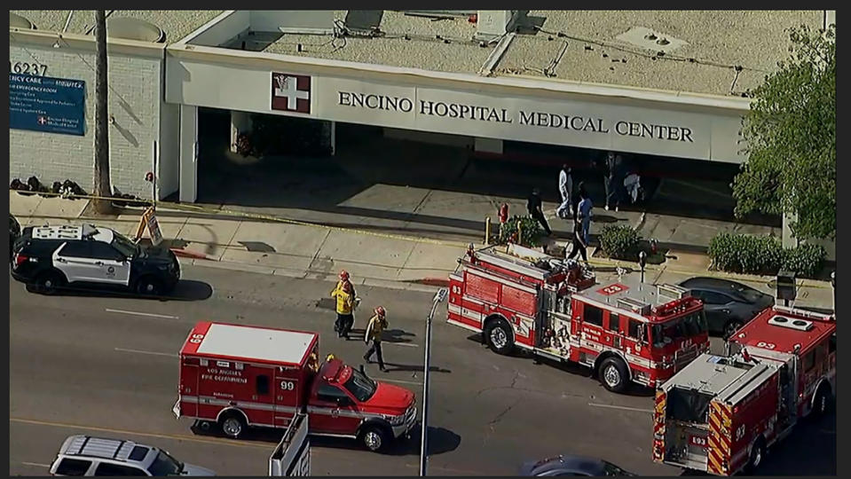 Esta imagen aérea tomada de un video proporcionado por el canal ABC7 Los Ángeles muestra a personal de emergencias afuera del Centro Médico Hospital Encino, donde un sospechoso apuñaló a varias personas y se parapetó, el viernes 3 de junio de 2022, en Encino, California. (ABC7 Los Angeles vía AP)