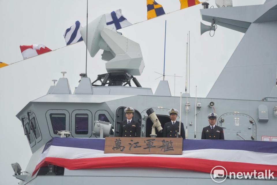 總統蔡英文出席「海軍高效能艦艇安江及萬江軍艦交艦典禮」，圖為萬江艦官兵。   圖：張良一/攝