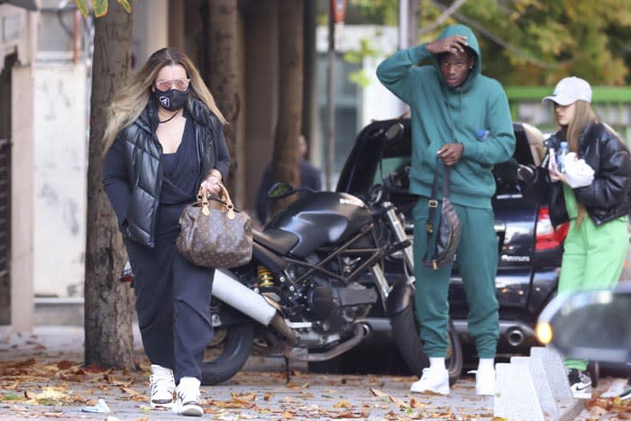 María José Campanario con su hija y el novio de esta