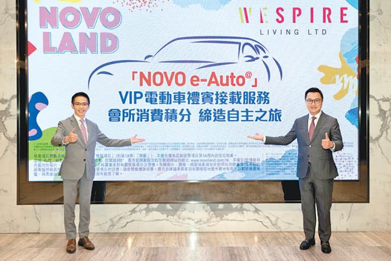 陳漢麟（左）表示，NOVO LAND會提供VIP電動車接載服務，住客可透過會所消費，以賺取積分換取服務。