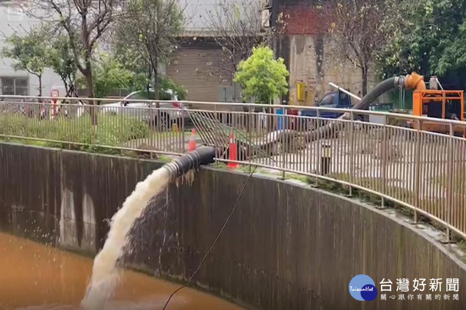 解決強降雨造成積淹，桃園市政府智慧治水系統中的公滯4抽水情形。<br /><br />
