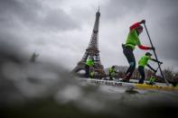 <p>Un millier de personnes ont participé dimanche au Nautic Paddle de Paris, course de stand-up paddle sur la Seine. </p>