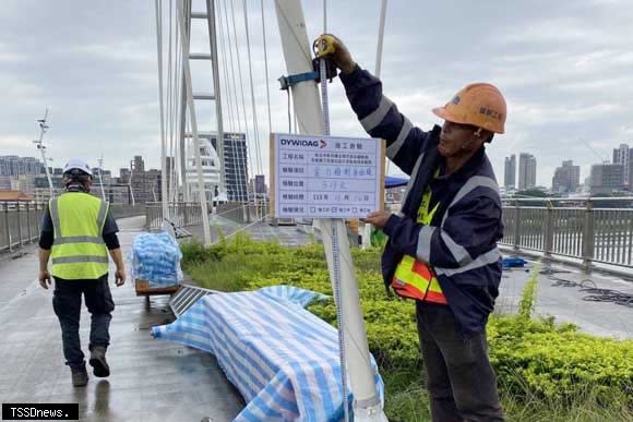 橋梁專業顧問公司分階段進行檢測作業。(圖：新北市政府高灘地工程管理處提供)