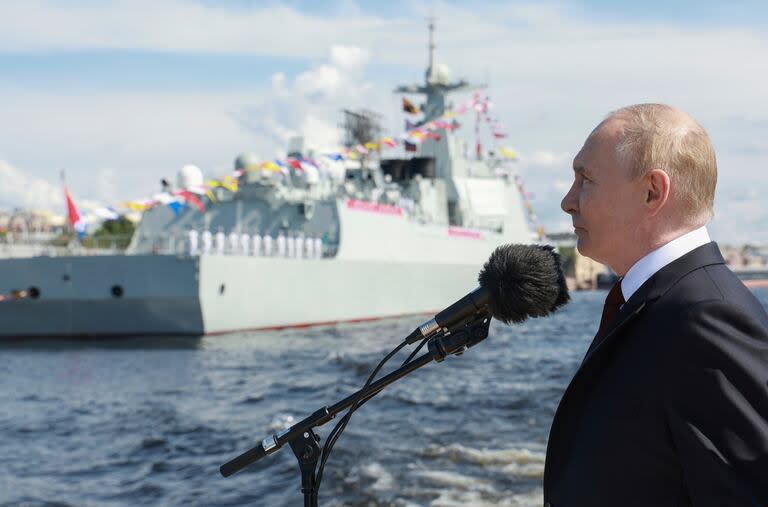 El presidente ruso, Vladimir Putin, saluda a los marinos antes del desfile naval por el Día de la Armada Rusa en San Petersburgo, el 28 de julio de 2024. (Vyacheslav Prokofyev, Sputnik, Kremlin Pool via AP)