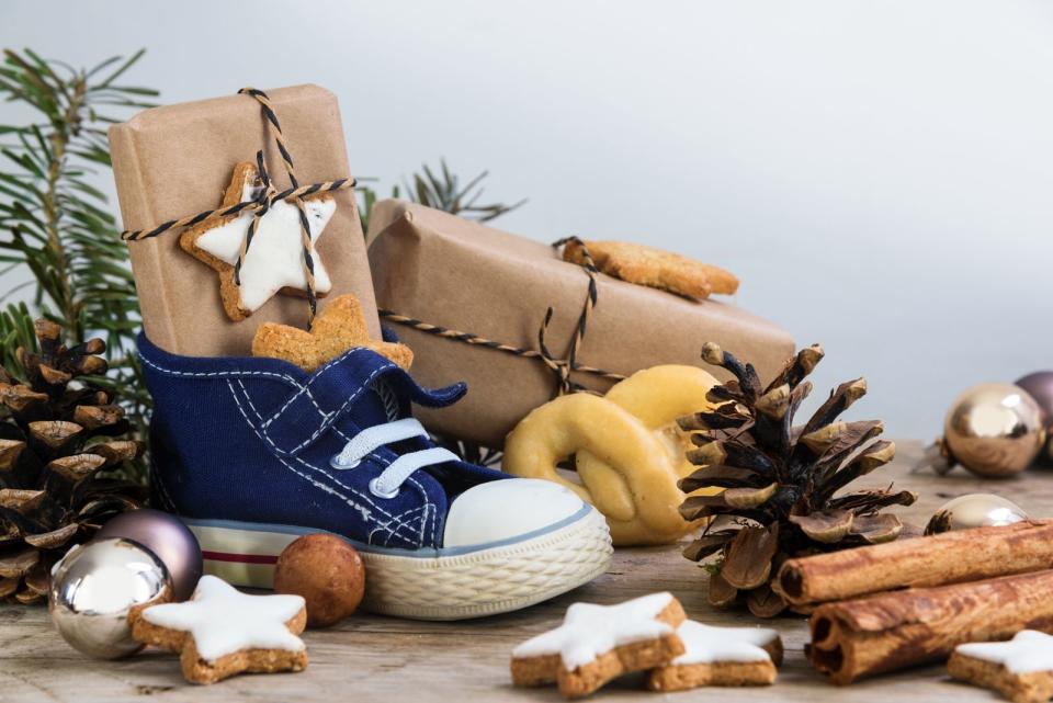 <p>Zu den geliebten Ritualen der Weihnachtszeit gehört es für die Kinder, am Abend des 5. Dezembers erwartungsvoll Schuhe oder auch einen großen Teller bereitzustellen. Und am nächsten Morgen ganz gespannt nachzuschauen, ob der Nikolaus sie nachts mit Süßigkeiten und Geschenken gefüllt haben mag. Dieser und andere Bräuche zum Nikolaustag haben eine lange Geschichte. (Bild: iStock/fermate)</p> 